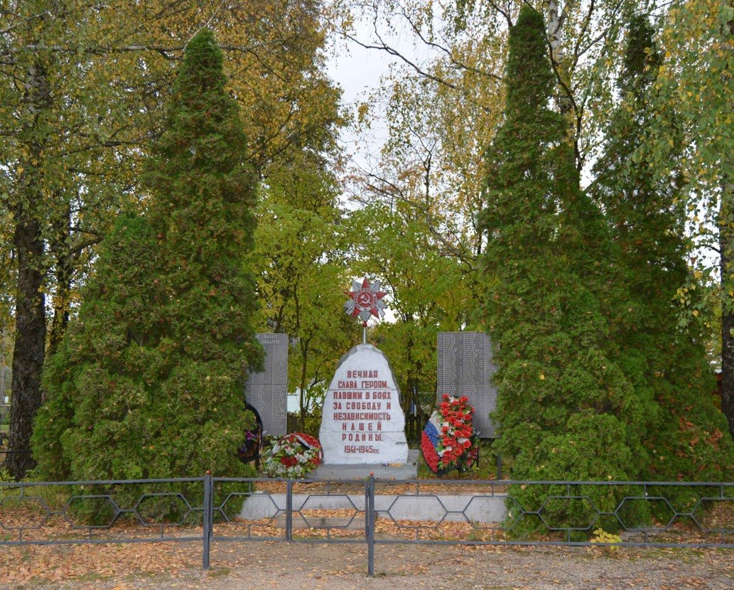 Братская могила в деревне Гораи.