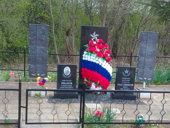 Братская могила в деревне Заборовье.