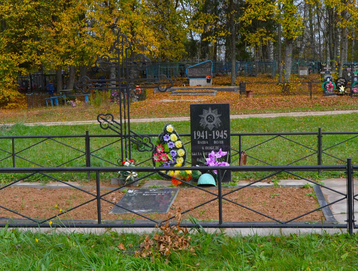 Братская могила в деревне Горшки.