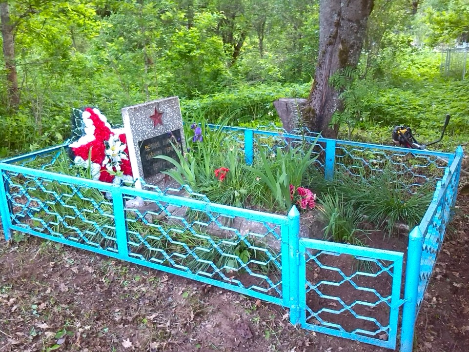 Братская могила в деревне Острейково.