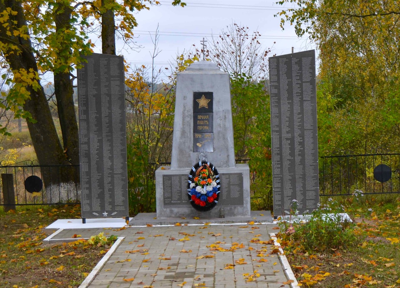 Братская могила в деревне Грызавино.