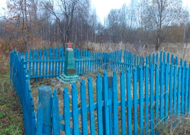 Братская могила в деревне Веретье.