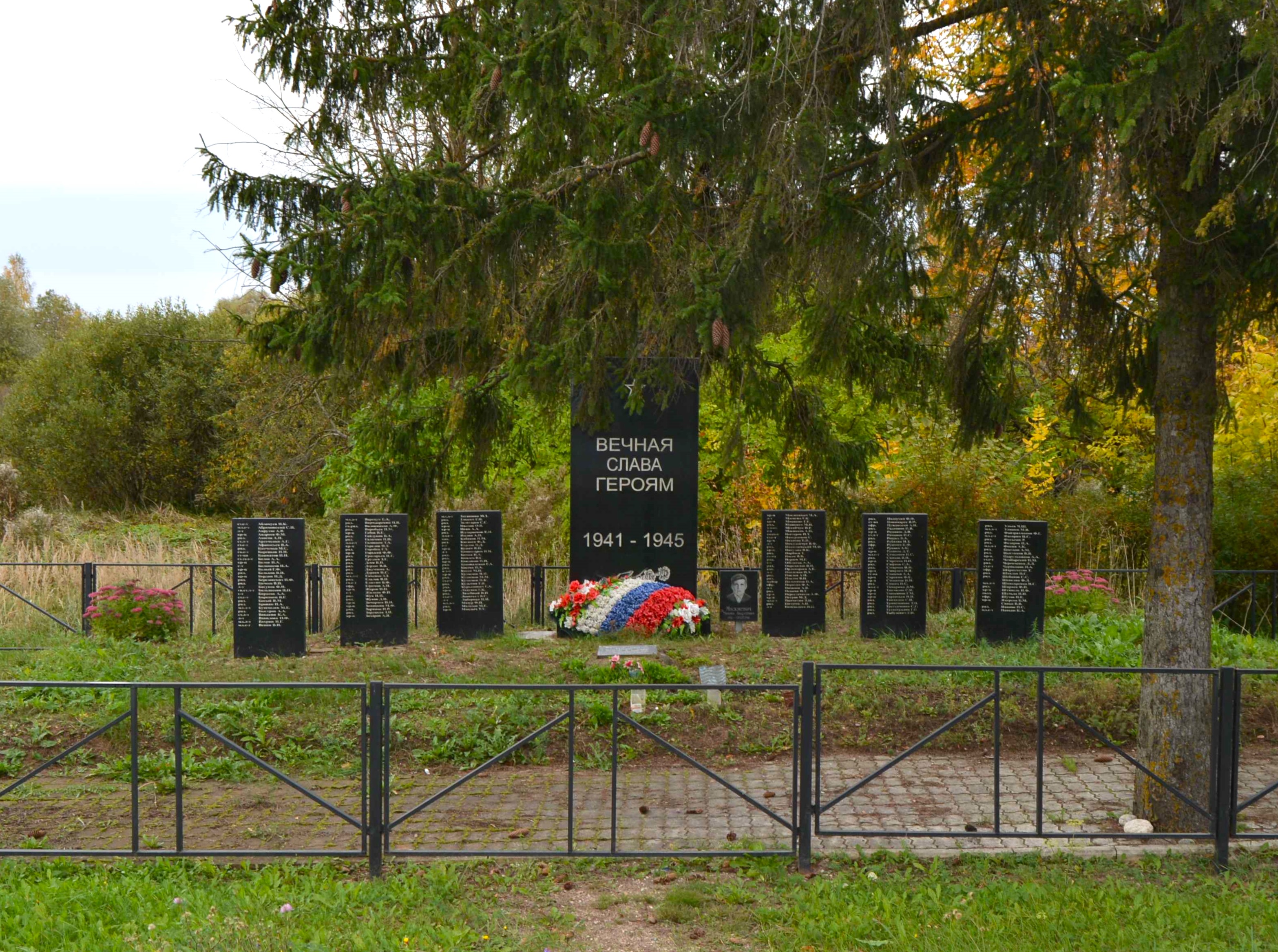 Братское захоронение в деревне Дуловка.