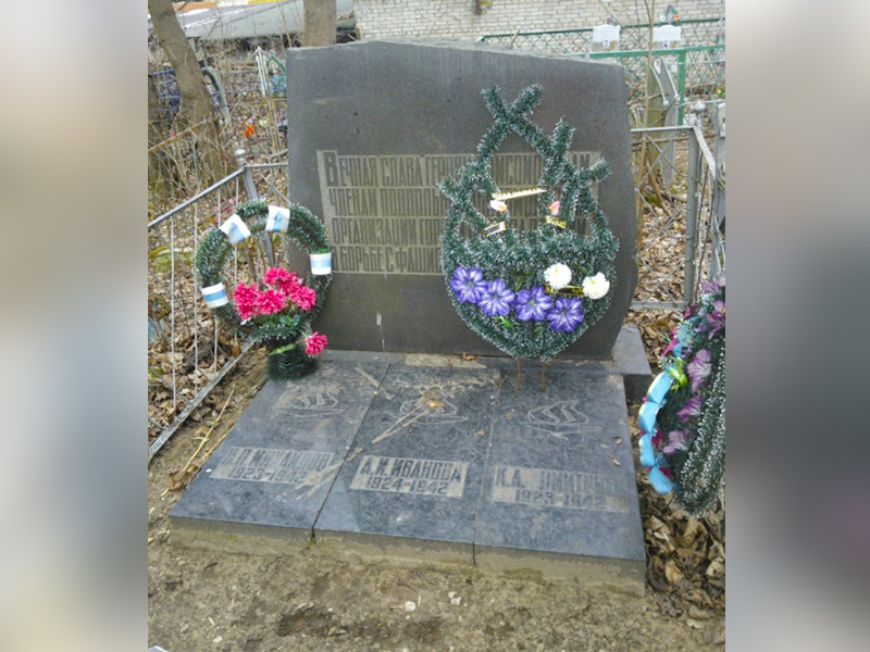 Братская могила в городе Остров.