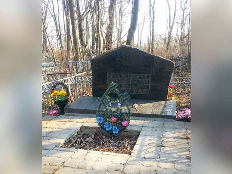 Братская могила в городе Остров.