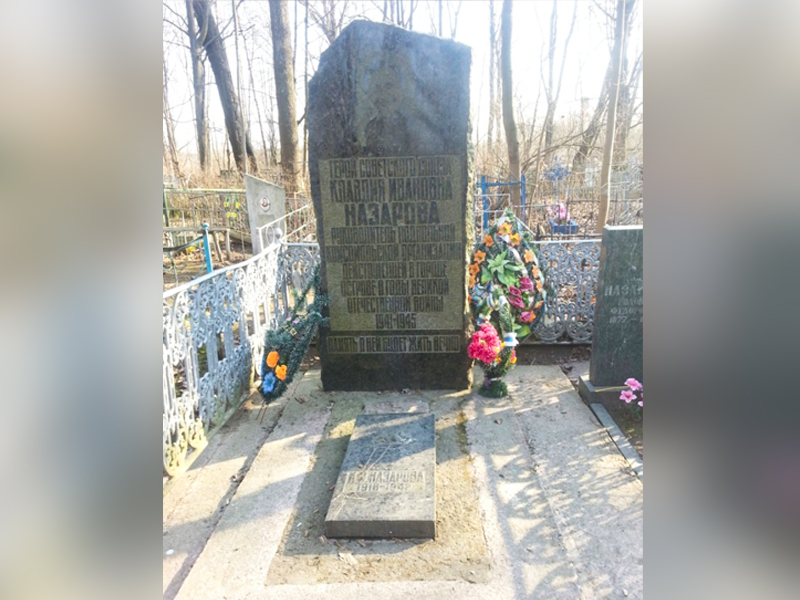Одиночная могила в городе Остров.