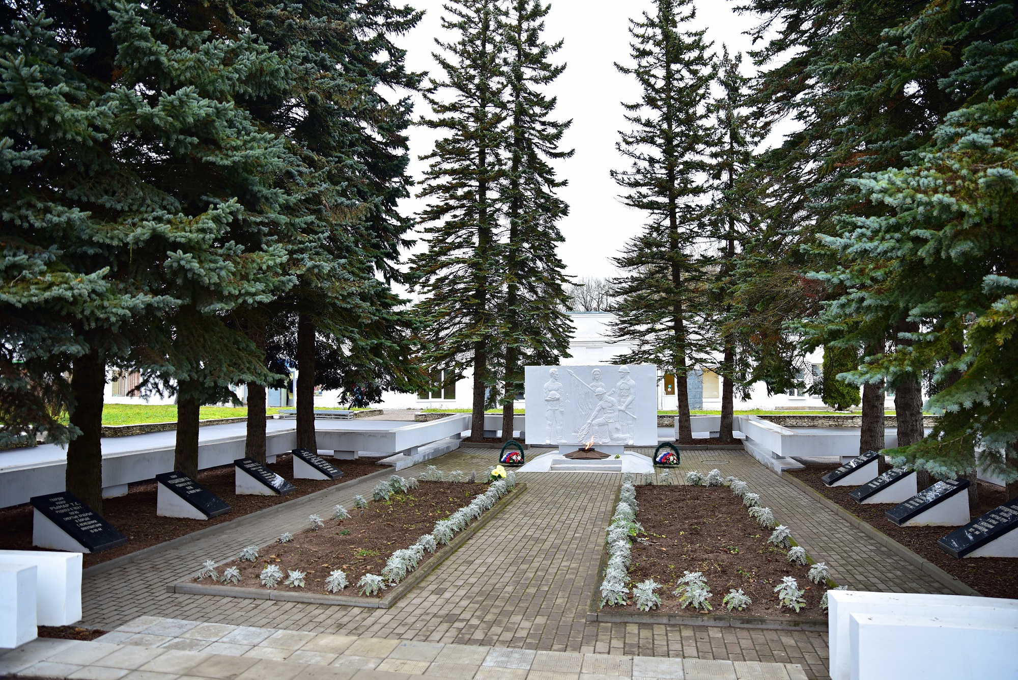 Братское захоронение в городе Остров.