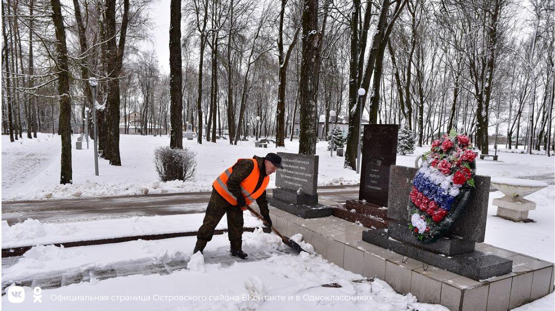 На общественных пространствах Острова ведут уборку снега.