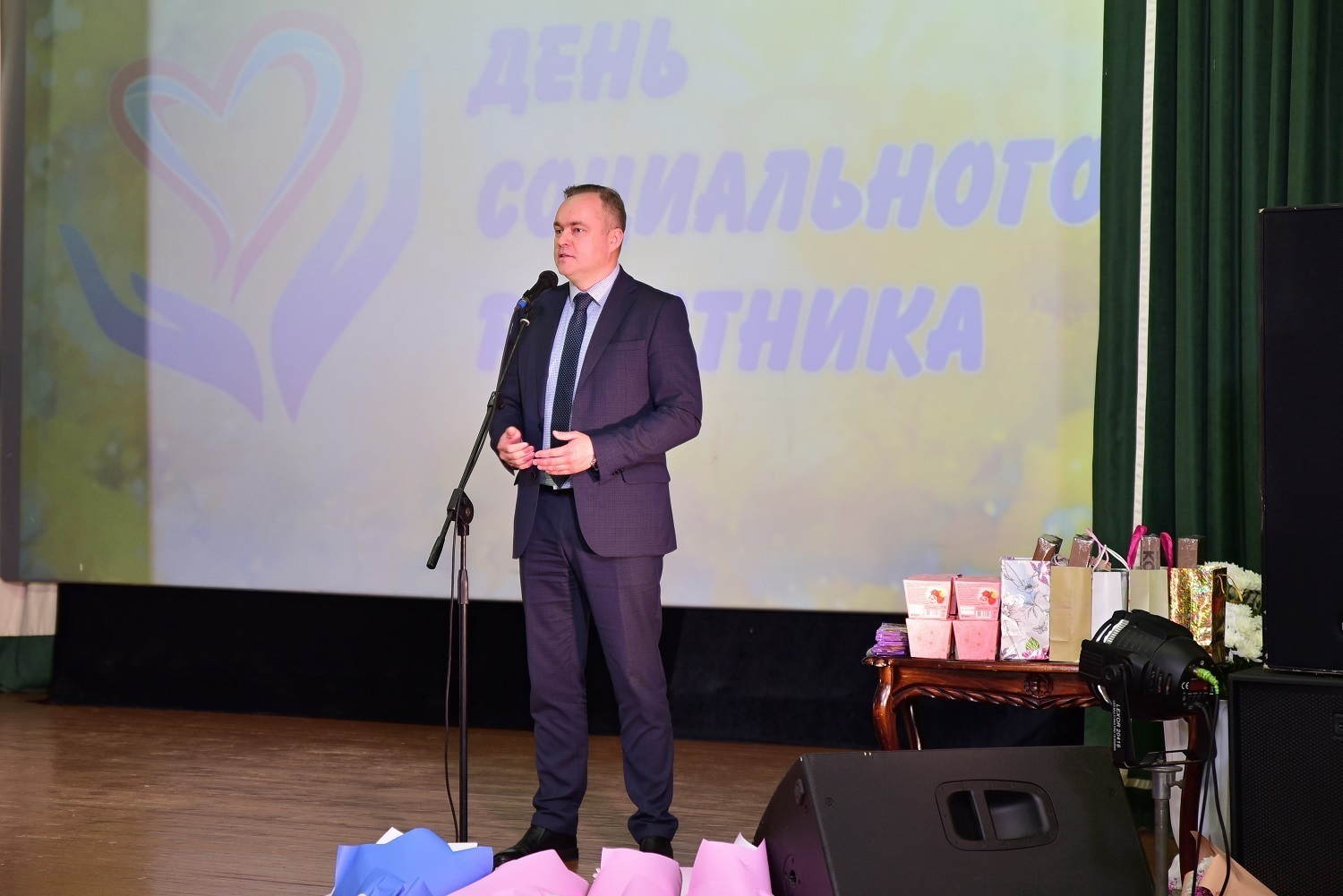В Острове чествовали работников социальной сферы.