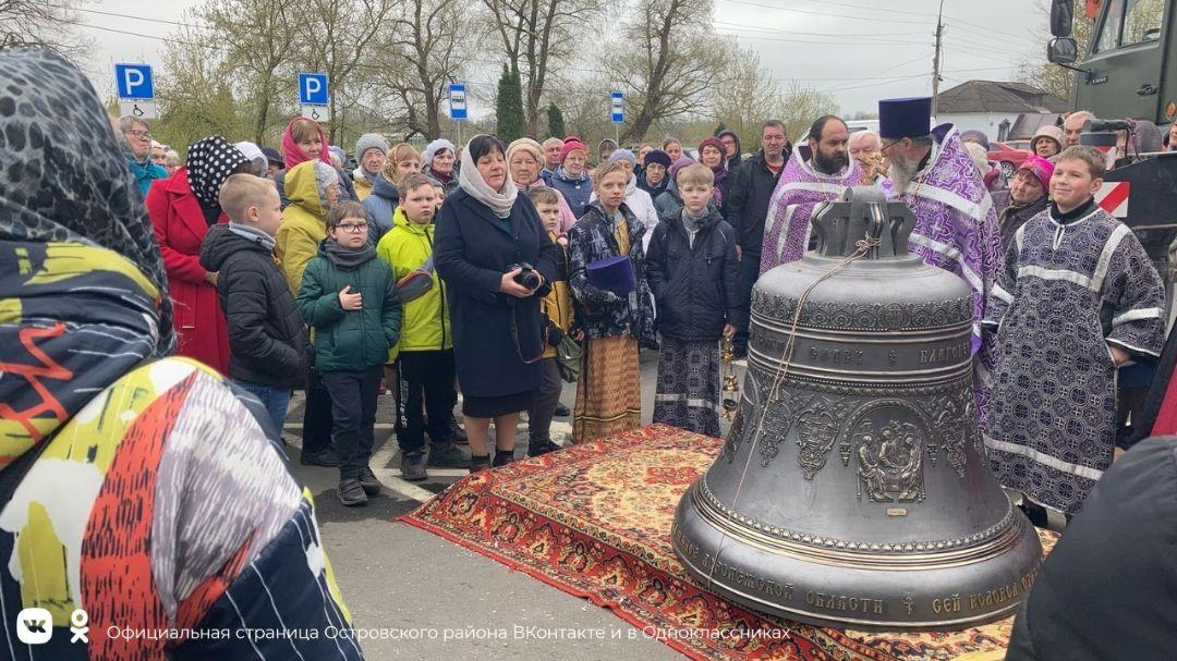 В Острове, в Свято-Троицком соборе, был освящён и поднят на колокольню главный колокол храма.