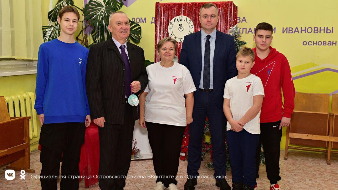 Глава Островского района принял участие в акции «Ёлка желаний».