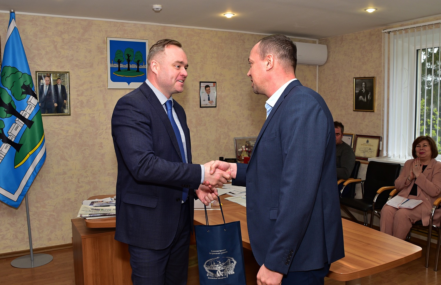 Дмитрий Быстров поздравил Николая Кривошея с назначением на должность начальника Отдела МВД России по Островскому району.