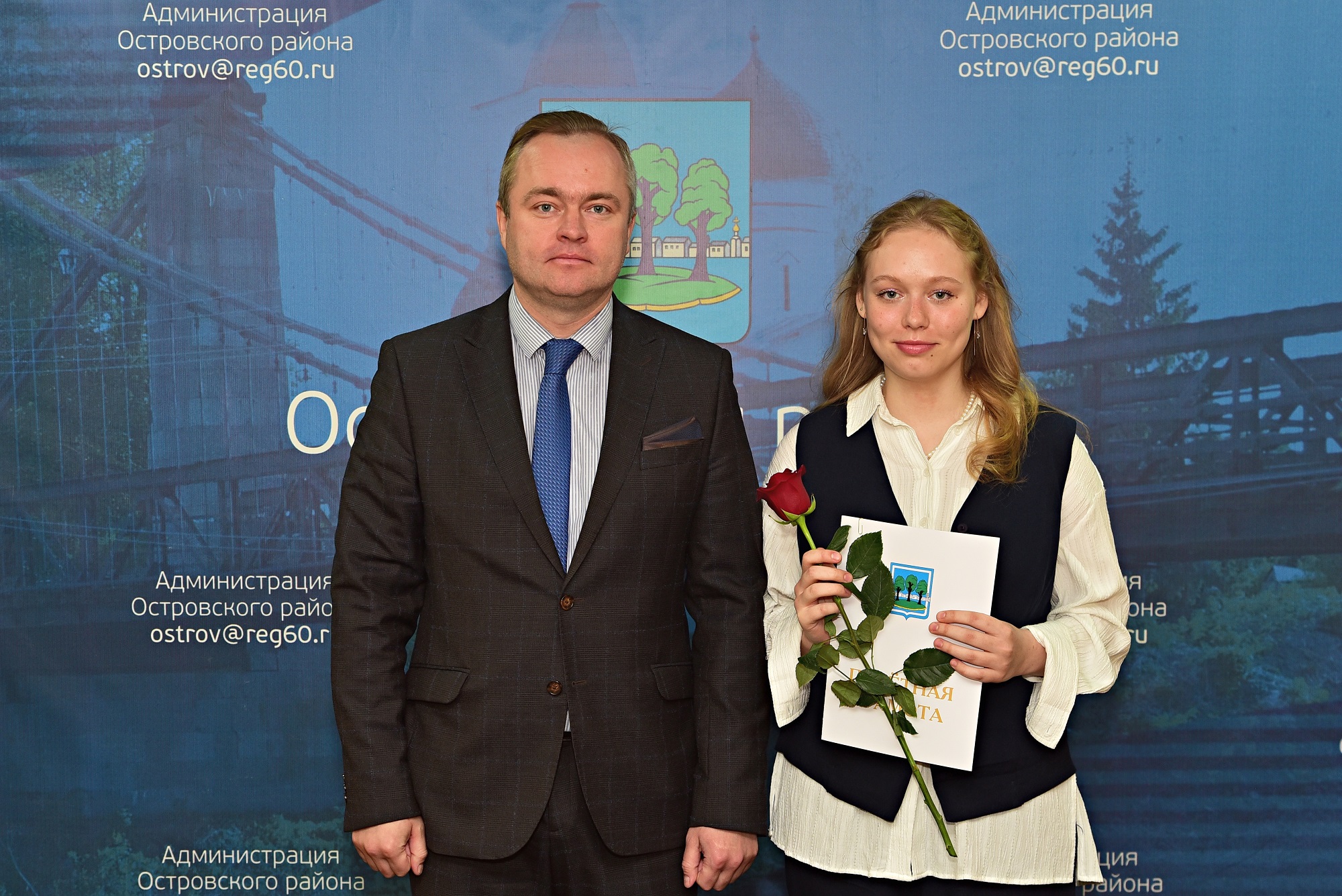 Глава Островского района провёл торжественный приём выпускников-медалистов.