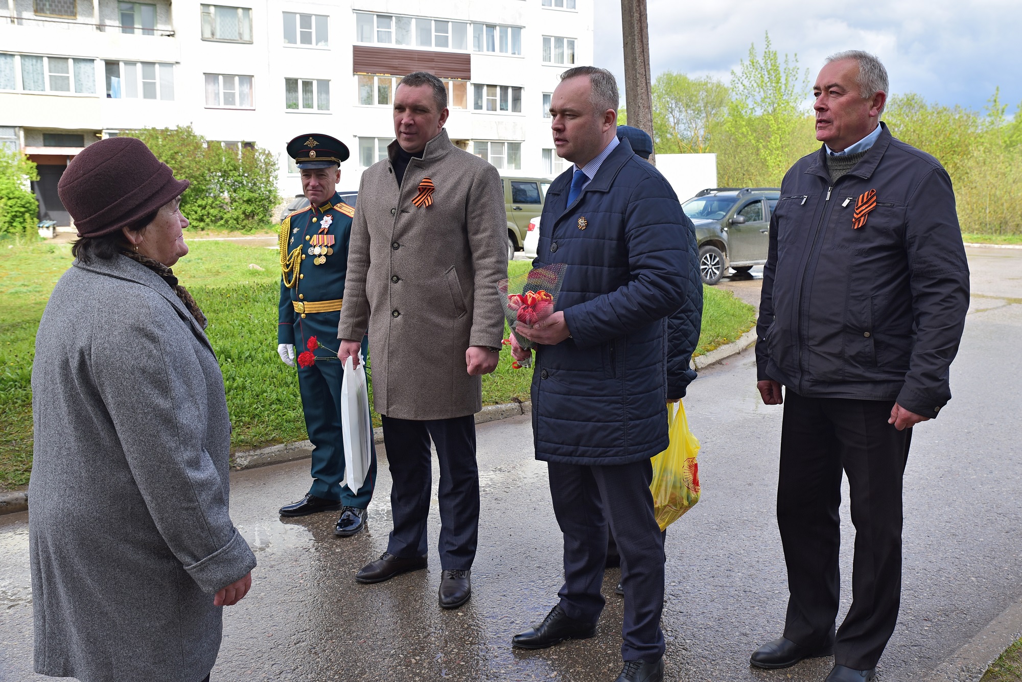 Островских ветеранов накануне Дня Победы по традиции поздравила мобильная группа.
