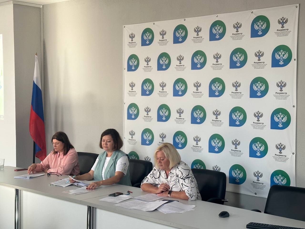В Псковском Росреестре прошла рабочая встреча с инспекторами по использованию и охране земель.