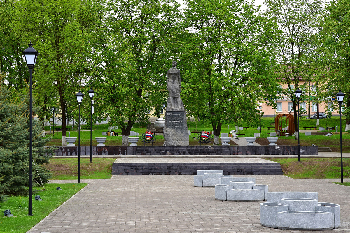 Памятник Клавдии Назаровой.