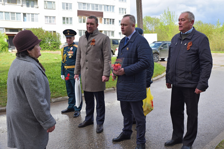 Островских ветеранов накануне Дня Победы по традиции поздравила мобильная группа. Островских ветеранов накануне Дня Победы по традиции поздравила мобильная группа.
