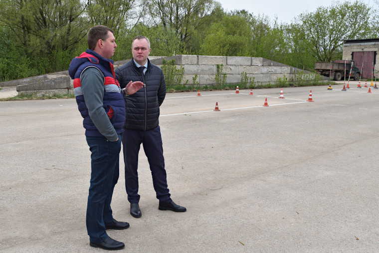 Глава Островского района провёл рабочую встречу с начальником островской автошколы ДОСААФ России. Глава Островского района провёл рабочую встречу с начальником островской автошколы ДОСААФ России.