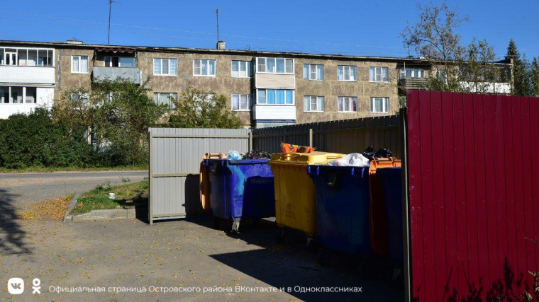 Обустройство контейнерных площадок для сбора ТКО идёт в Острове. Обустройство контейнерных площадок для сбора ТКО идёт в Острове.
